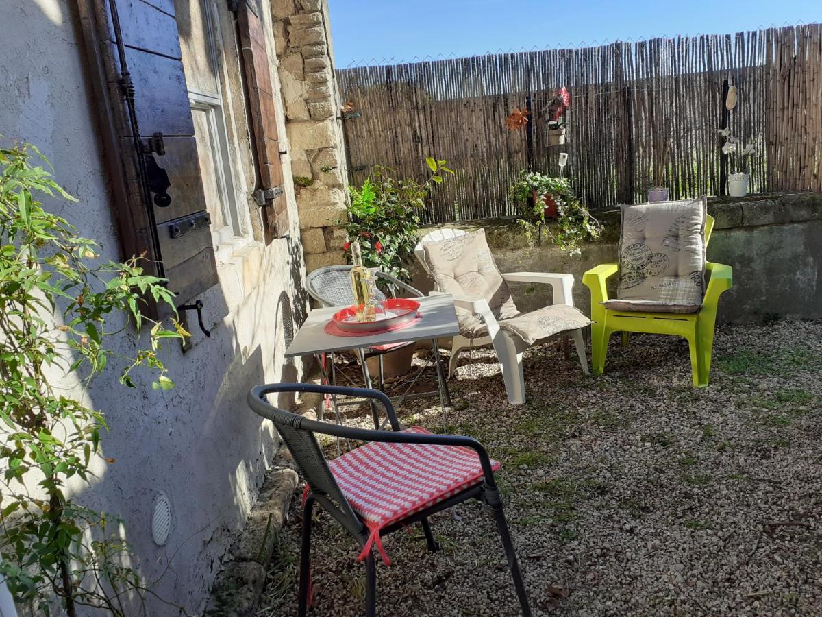 Petite Maison Dans La Campagne A 10 Mn A Pied Du Centre Ville Arles Dış mekan fotoğraf